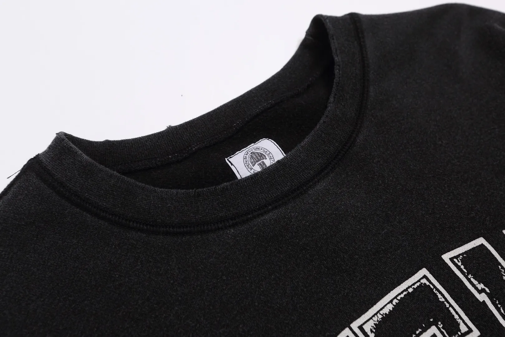SAINT MICHAEL destroyed DENIM TEARS co-branded DT_CRW SWEAT washed distressed velvet loose sweatshirt Fabric: 420g Style number: SM611 Size: S-M-L-XL Color: Black Price: P198